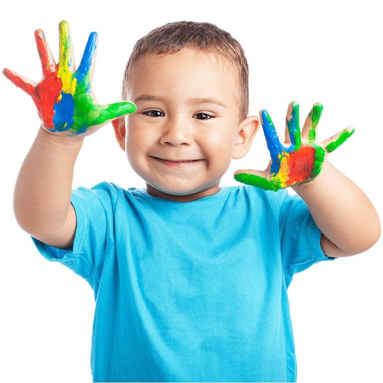 Criança sorrindo com a mão pintada